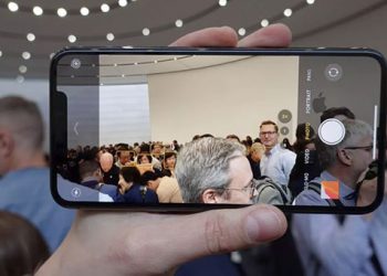 Tính năng đối xứng ảnh camera trước trên iOS 14 là gì?