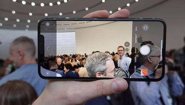 Tính năng đối xứng ảnh camera trước trên iOS 14 là gì?