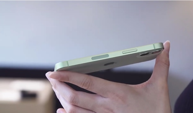 Phần khung iPhone 12 mini được làm từ vật liệu tái chế