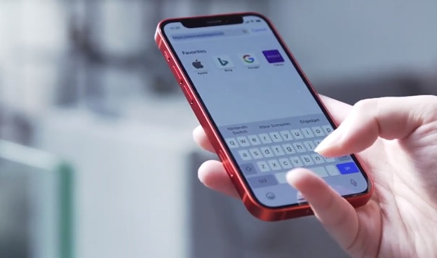 iPhone 12 mini nằm trọn trong lòng bàn tay