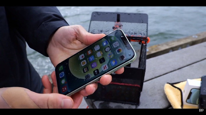 iPhone 12 sau màn “bơi” dưới nước (Ảnh cắt từ Clip)