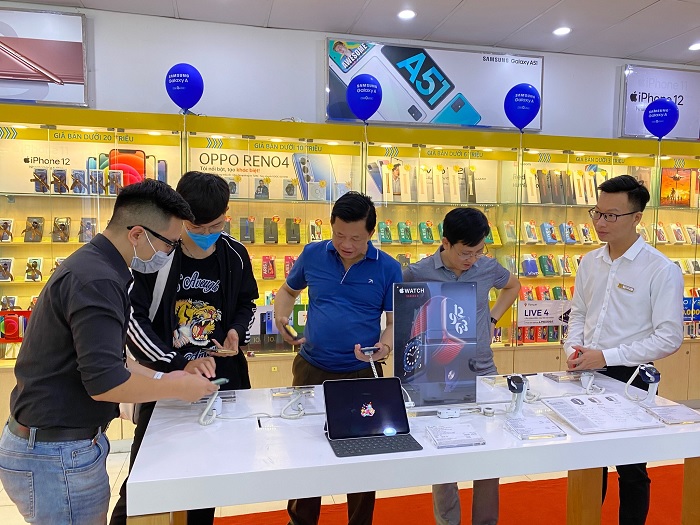 Mở bán iPhone 12
