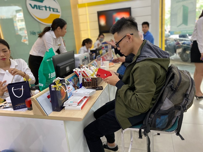 Mở bán iPhone 12