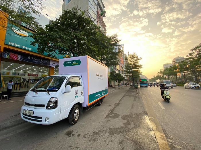 Chiếc xe "niềm vui bất ngờ" của Viettel Store cũng đã sẵn sàng chuẩn bị "ship tận nơi" 12 chiếc iPhone 12 đầu tiên đến 12 khách hàng may mắn được lựa chọn