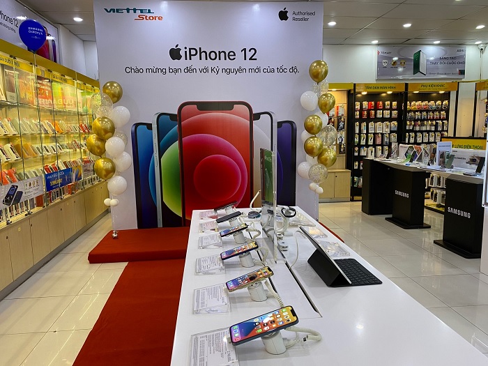 Khu bàn trải nghiệm iPhone 12 Series
