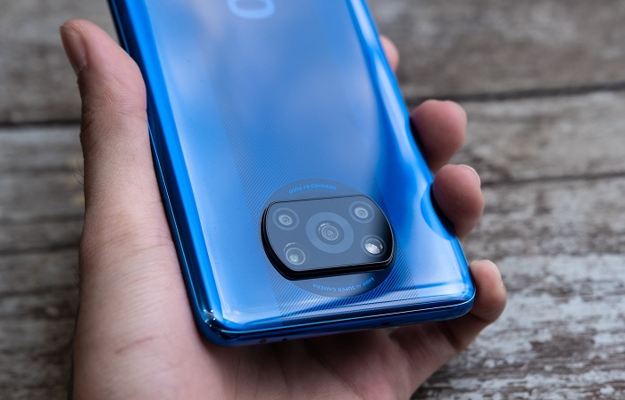 Cận cảnh 4 camera sau được nằm trong module hình chữ nhật cách điệu nhô lên