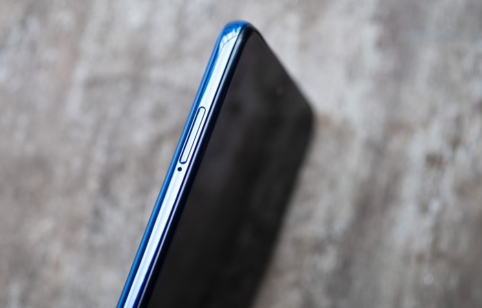 Cạnh trái của POCO X3 NFC