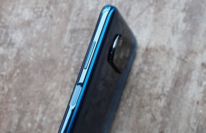 Cạnh phải là vị trí của cảm biến vân tay, phím bấm vật lý