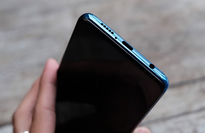 Phần cạnh dưới máy là vị trí của cổng kết nối 3.5mm, USB-C và hệ thống loa ngoài