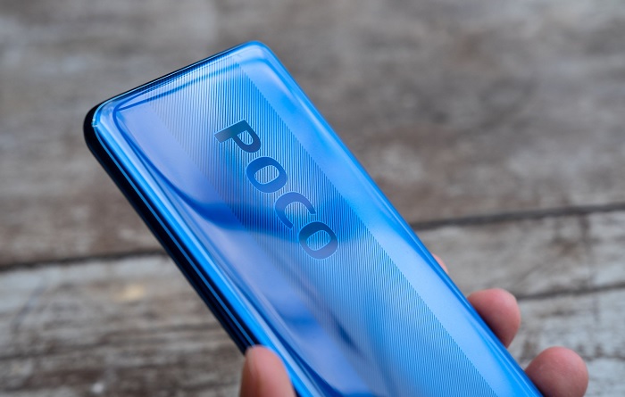 Mặt lưng của máy ấn tượng với dòng chữ POCO chạy dọc