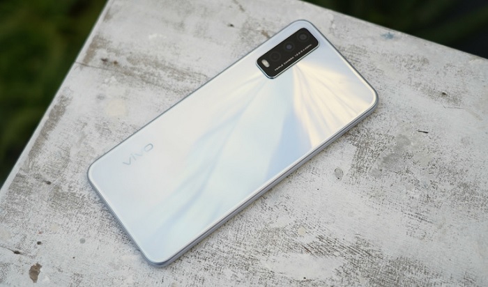 Hiệu ứng ánh sáng đầy mê hoặc ở mặt sau tạo nên sự độc đáo chỉ riêng Vivo Y20 mới có