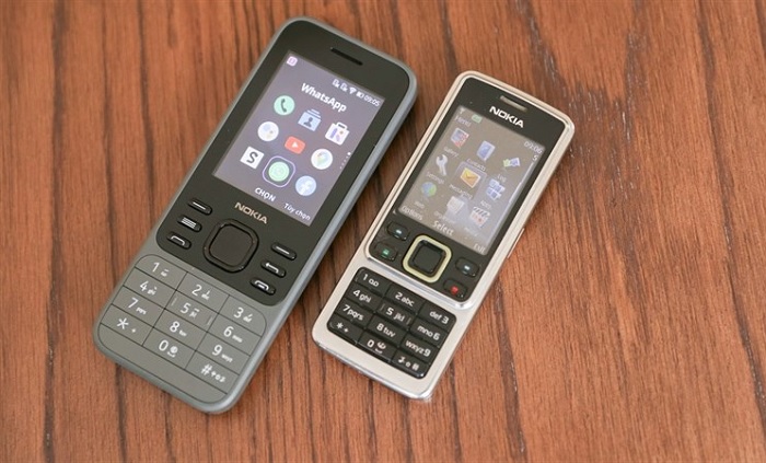 Nokia 6300 4G bên trái và Nokia 6300 cổ điển bên phải