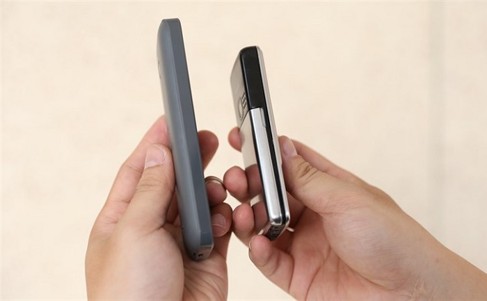 Cạnh trái của Nokia 6300 cổ điển có đèn báo, phiên bản mới không có