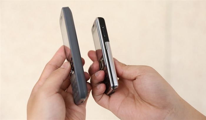 Cạnh phải Nokia 6300 4G trơn nhẵn, bản cổ điển được bố trí phím tăng giảm âm lượng và đèn báo