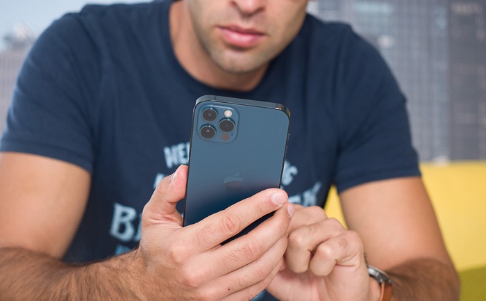 Thời lượng pin khi chơi game trên iPhone 12 và 12 Pro rất tệ