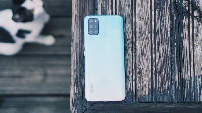 Mặt sau Realme 7i được thiết kế rất phá cách