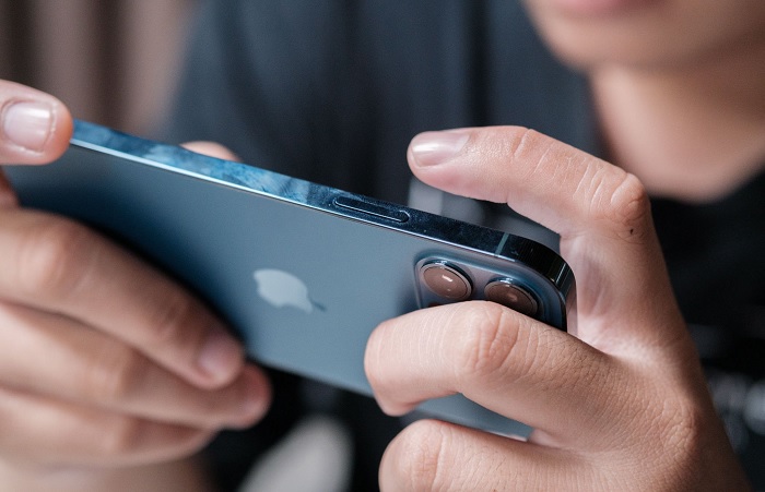 Phần viền trên iPhone 12 Pro được làm vuông nên việc cầm nắm lúc đầu khá khó khăn