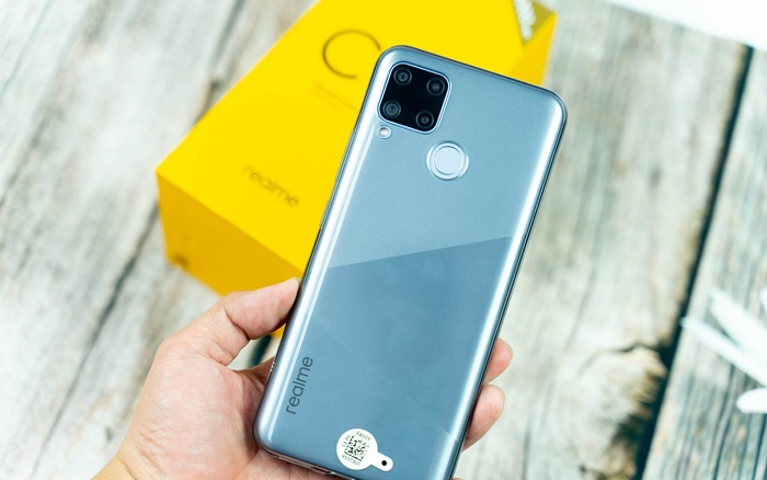 Realme C15 cho cảm giác thoải mái khi cầm bởi các góc cạnh đều được bo tròn mềm mại