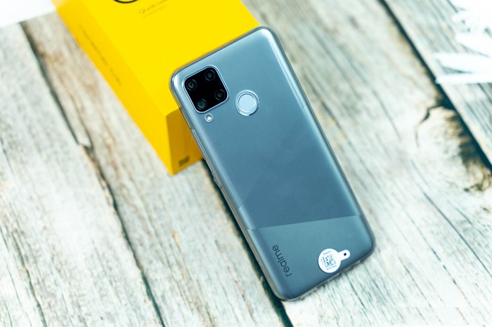 Cụm camera sau được thiết kế hình vuông tương tự iPhone
