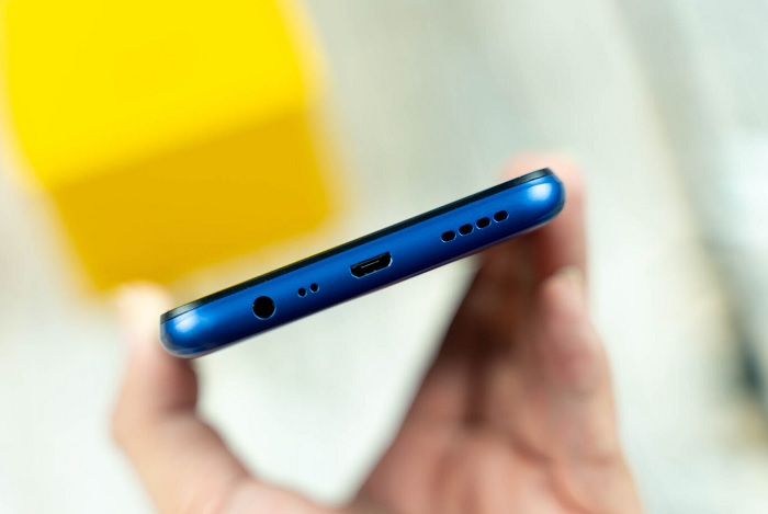 Cạnh đáy gồm jack tai nghe 3.5mm, cổng sạc microUSB, micro và loa ngoài