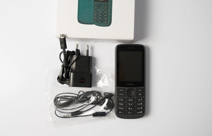 Bộ sản phẩm Nokia 215 4G có đầy đủ các phụ kiện cần thiết