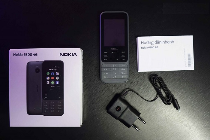 Bộ phụ kiện đi kèm rất quen thuộc chỉ có củ sạc, tai nghe và viên pin rời