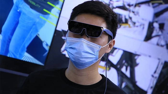 OPPO AR Glass 2021 khi được đeo lên khá nhỏ gọn