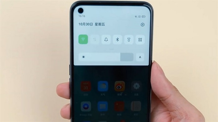 Camera selfie được đặt trong lỗ đục góc bên trái màn hình