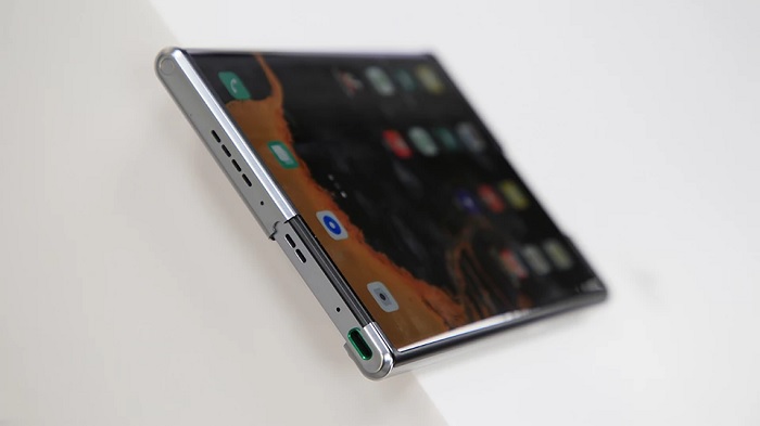 Khi kéo thì các ứng dụng được di chuyển sang hai bên như tablet