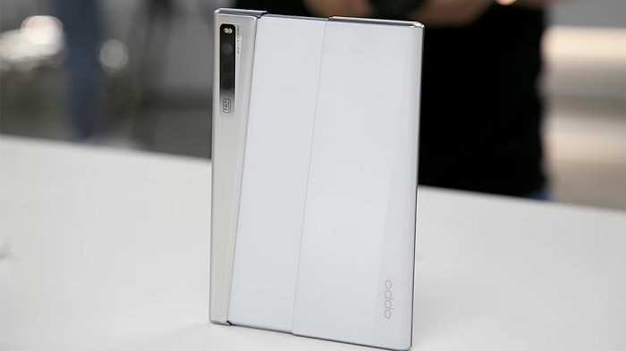 Cơ chế đóng mở màn hình rất trơn tru, mượt mà và dễ sử dụng