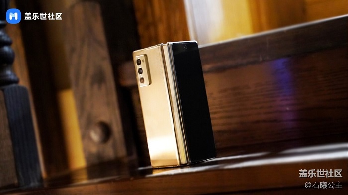 Samsung W21 5G sở hữu vẻ ngoài sang trọng với tông màu vàng