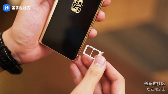 Khay SIM trên W21 5G