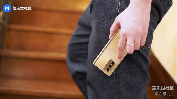 Samsung W21 5G được trang bị cụm camera sau với 3 cảm biến cho trải nghiệm rất tuyệt khi chụp ảnh