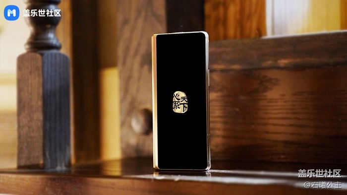 Mặt trước của Samsung W21 5G nổi bật với các chi tiết màu vàng tạo cảm giác giống như được mạ vàng