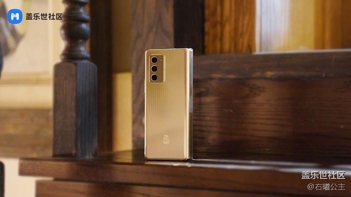 Mặt lưng của Samsung W21 5G