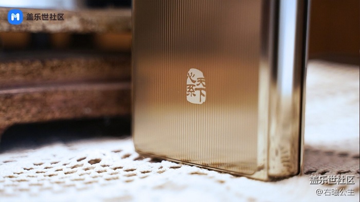 Phần thân dưới được in logo theo style Trung Hoa