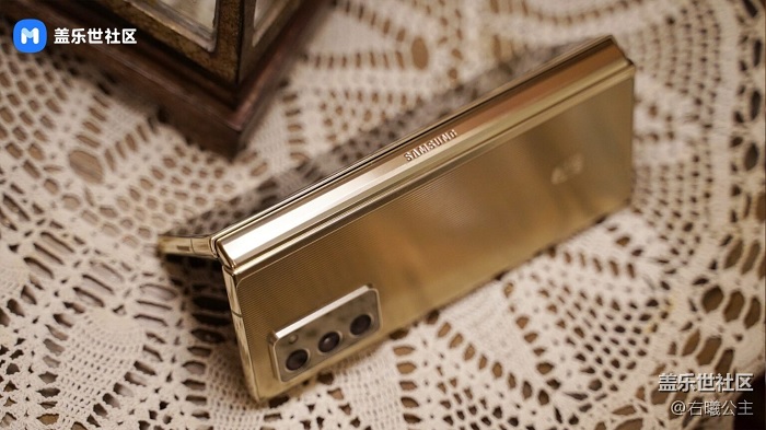 Bản lề của máy cũng rất chắc chắn và bóng bẩy