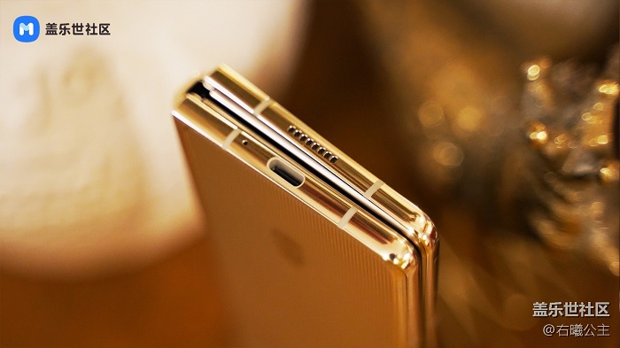 Cạnh đáy được bố trí 4 dải anten, loa ngoài, mic và cổng sạc USB-C