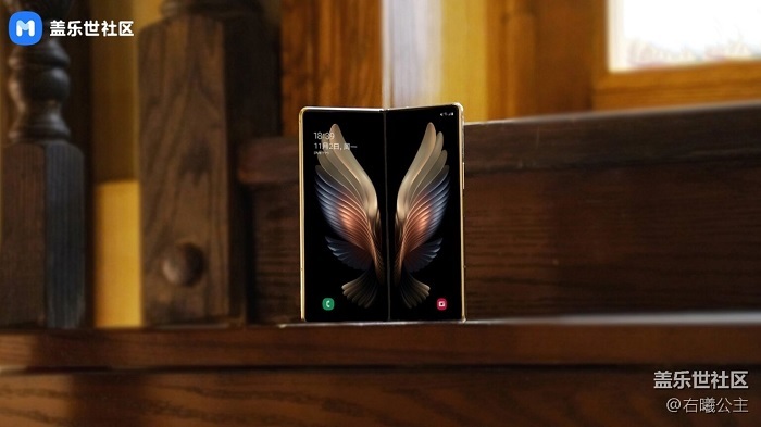 Màn hình Samsung W21 5G sau khi mở ra với hình cánh bướm rất quyền lực