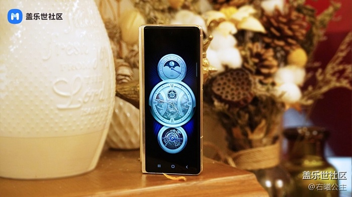 Màn hình bên ngoài rộng tương tự một chiếc smartphone thông thường