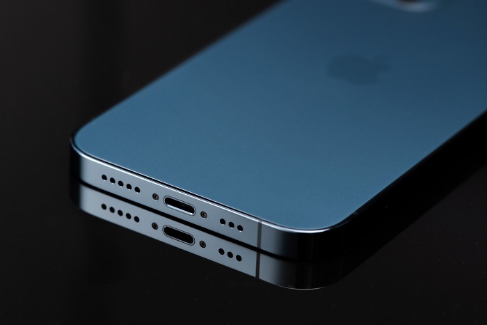 Cạnh đáy được bố trí loa ngoài, cổng sạc Lightning và mic thoại