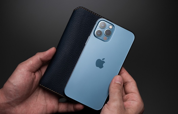 iPhone 12 Pro được trang bị viên pin khiêm tốn 2.815 mAh, có thể đáp ứng được 1 ngày sử dụng, hỗ trợ sạc nhanh 20W, sạc không dây 15W và đạt 50% pin sau 30 phút sạc