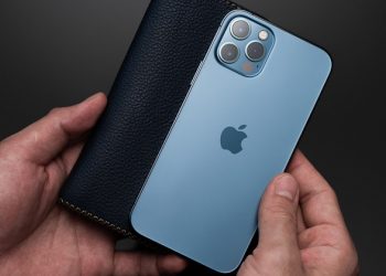trên tay iPhone 12 Pro