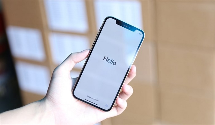 Phần tai thỏ trên màn hình iPhone 12 Pro vẫn khá lớn, chứa camera selfie 12MP và cảm biến Face ID. Đây là nhược điểm duy nhất trên màn hình iPhone 12 Pro