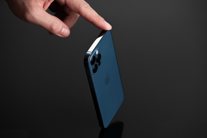 Cạnh trên iPhone 12 Pro không có gì