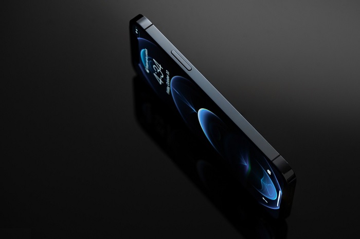 Cạnh phải được bố trí nút nguồn