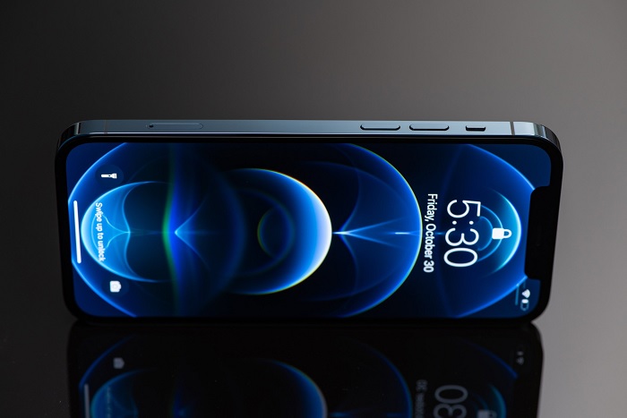 Cạnh trái gồm phím tăng giảm âm lượng, nút gạt chế độ im lặng