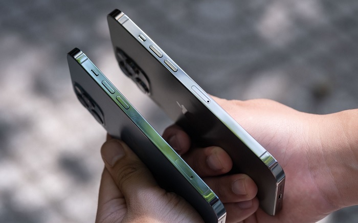 Cạnh bên trái, khe SIM của iPhone 12 Pro Max đặt ở vị trí cao hơn
