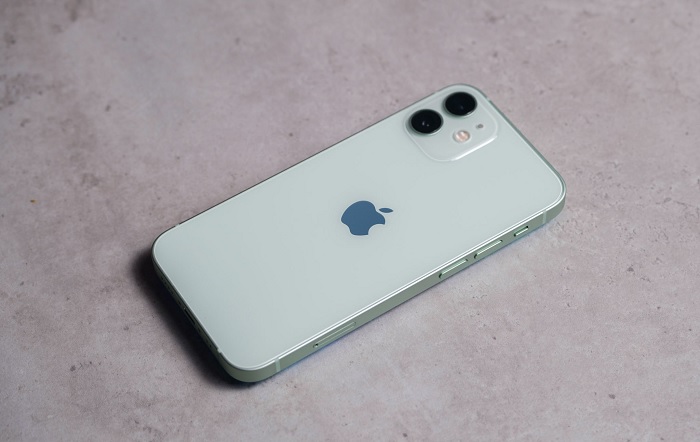 Mặt sau thiết bị là cụm 2 cmera với ống kính rộng 12MP và siêu rộng 12MP