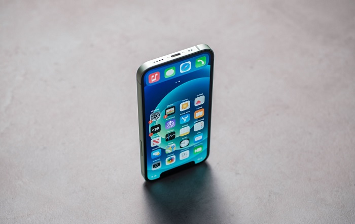 Cạnh dưới iPhone 12 mini là lỗ cắm lightning, cụm loa 2 bên